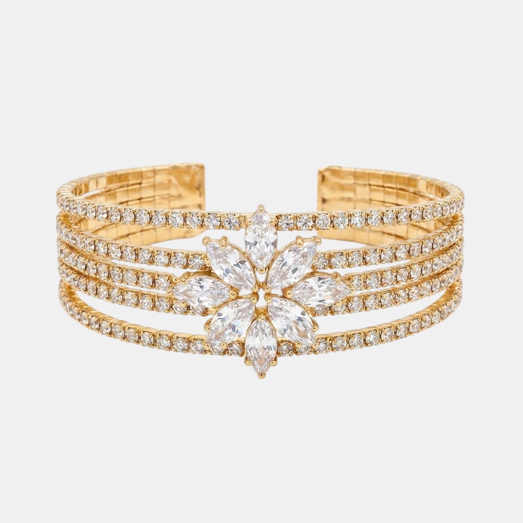 Bracciale Semi-Rigido Multistrato in Metallo Dorato con Strass e Dettaglio Floreale Centrale.