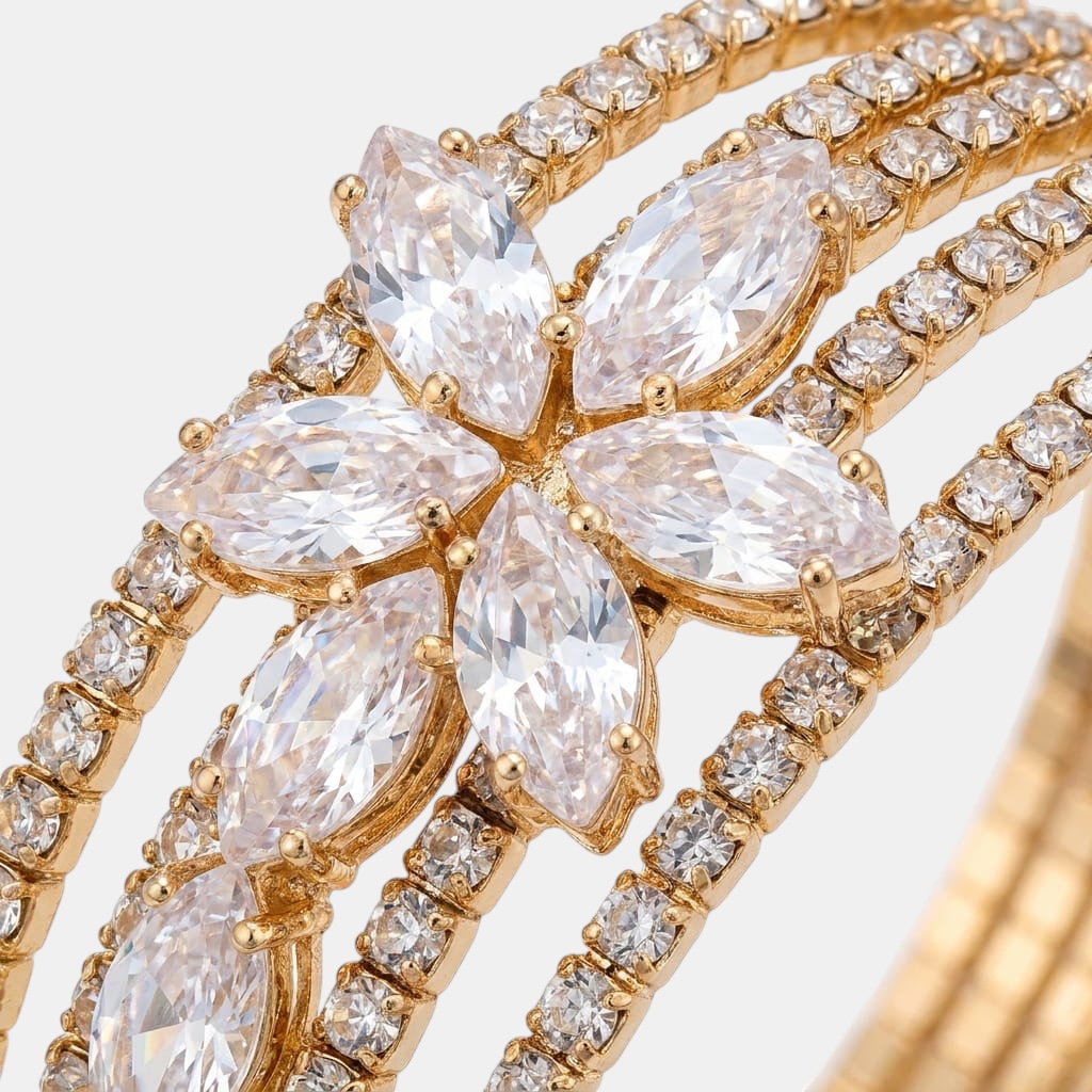 Bracciale Semi-Rigido Multistrato in Metallo Dorato con Strass e Dettaglio Floreale Centrale. - immagine 3